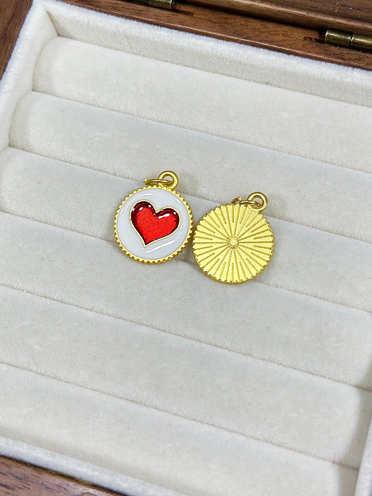 White love round card trickle