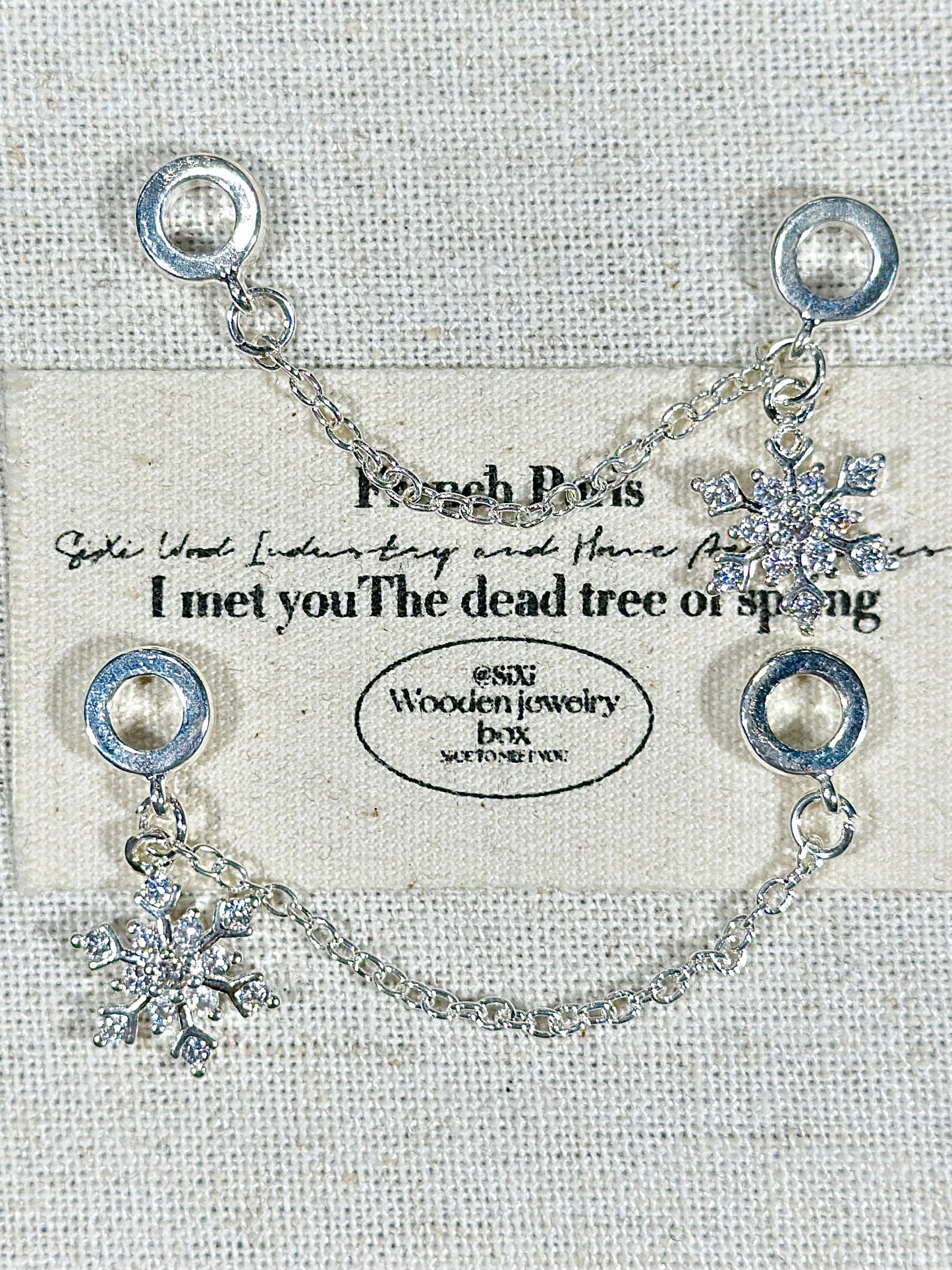 Bright silver snowflake trickle safety chain