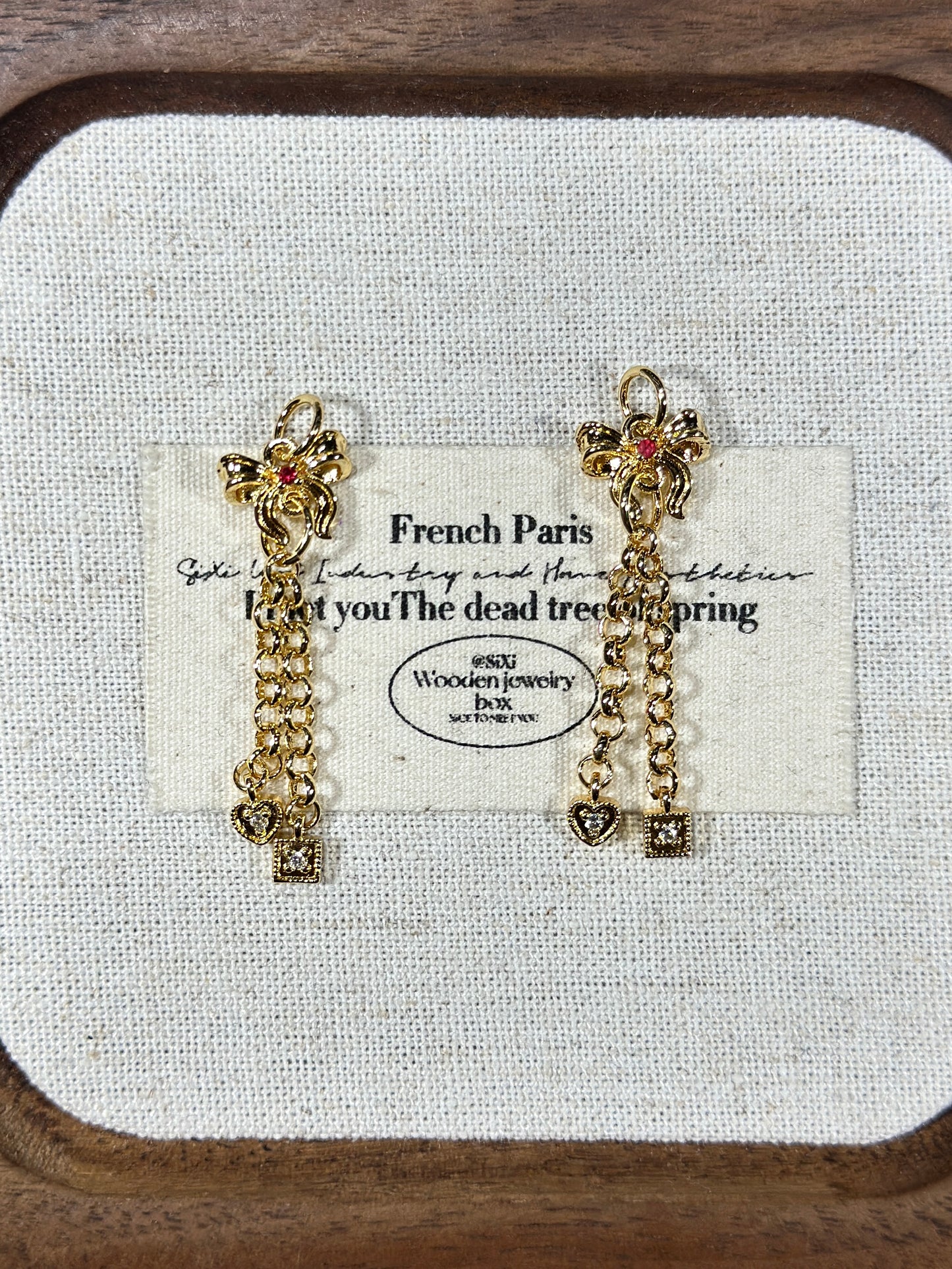 Light gold bow tassel drip