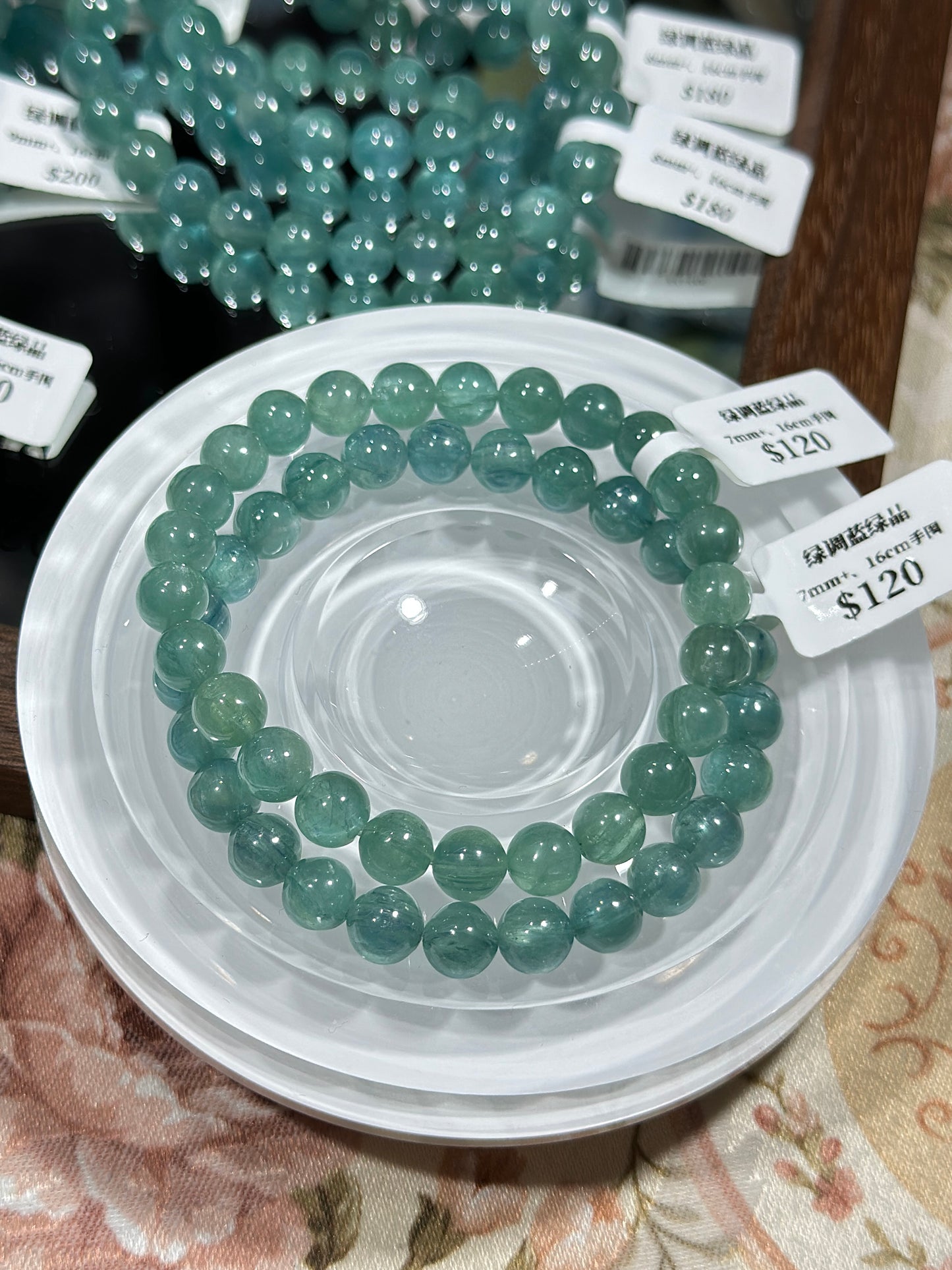 Green tone blue-green crystal