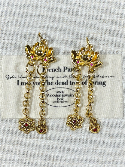 Bright golden lotus tassel drip