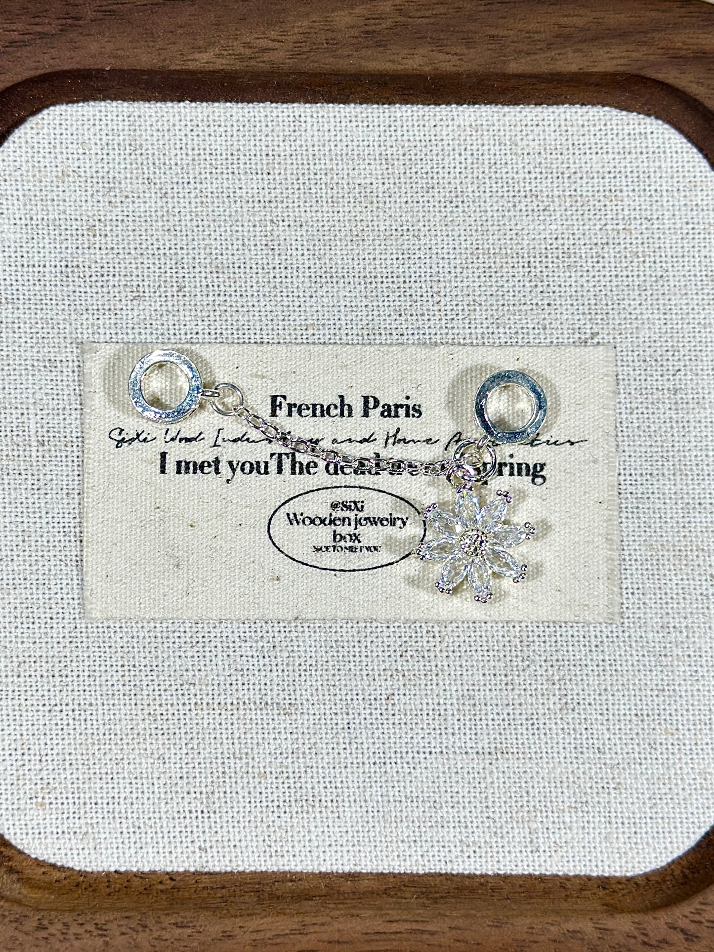 Bright silver snowflake trickle safety chain