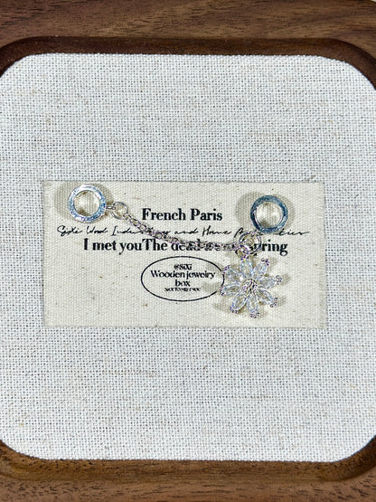 Bright silver snowflake trickle safety chain