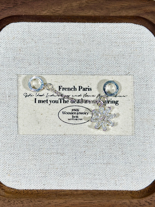 Bright silver snowflake trickle safety chain