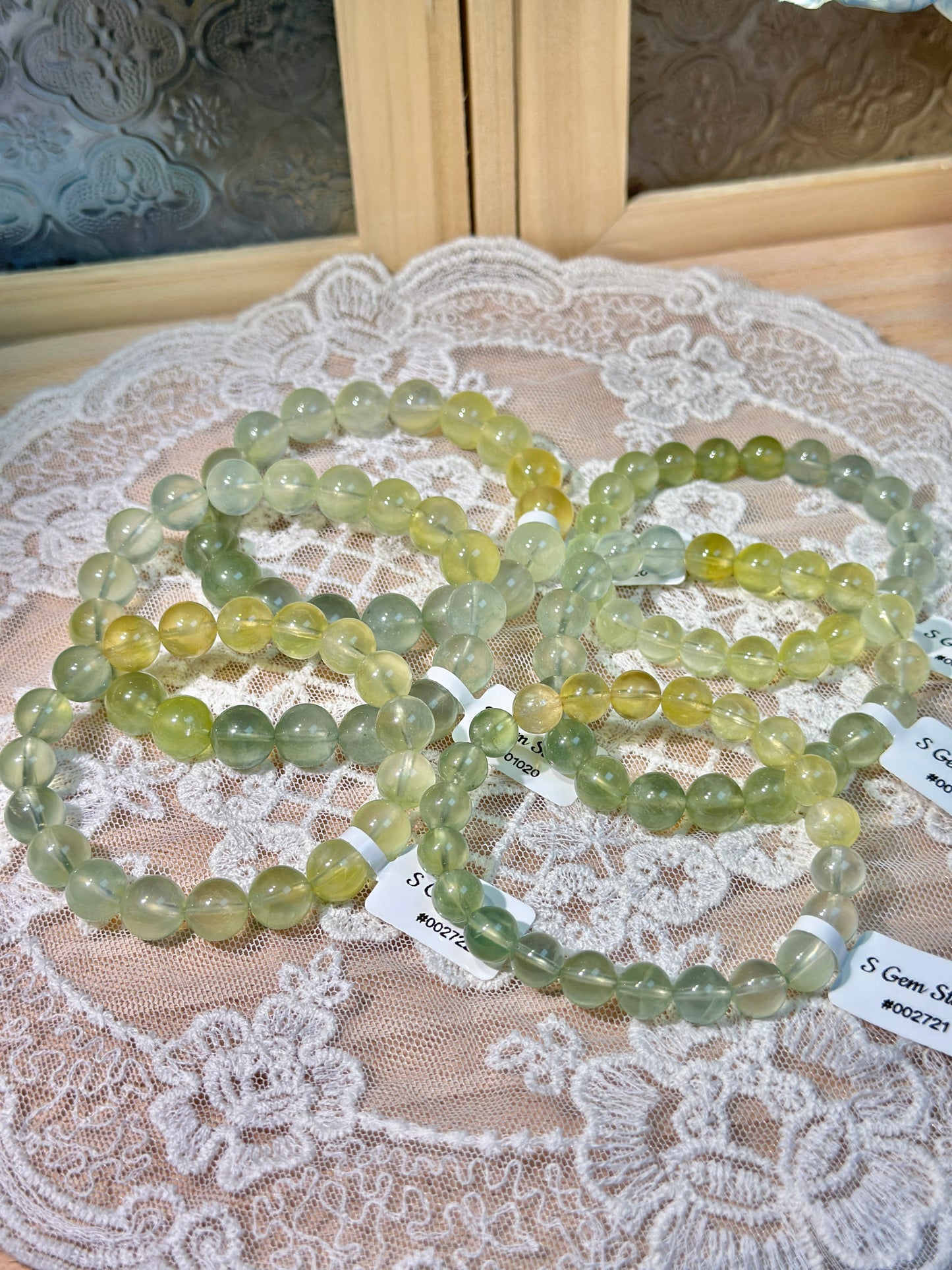 Gradient green prehnite