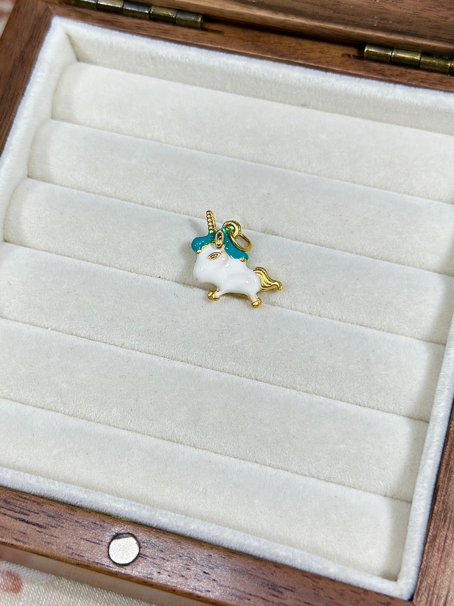 Blue, green and white unicorn trickle