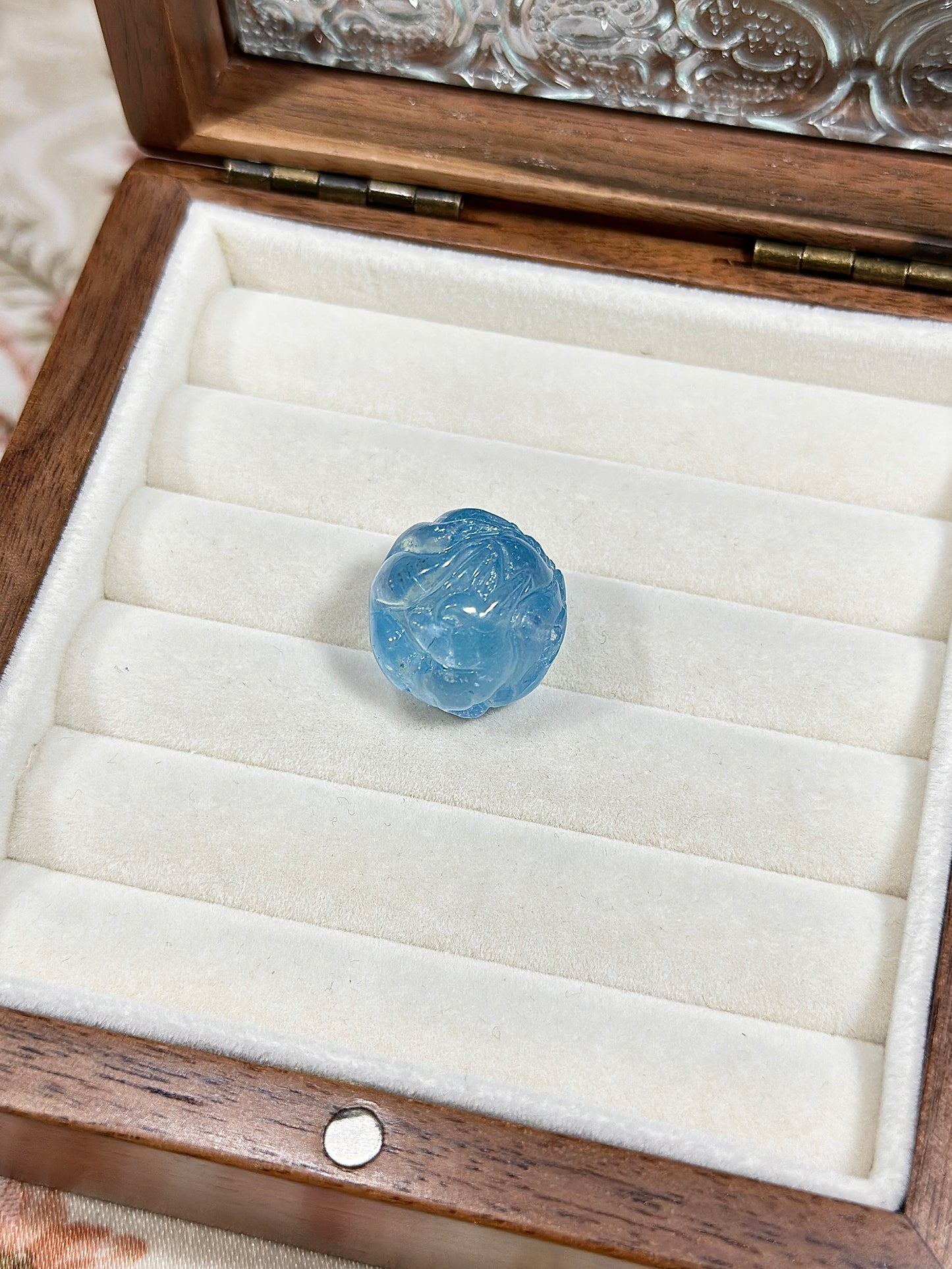 Aquamarine fox sculpture ball