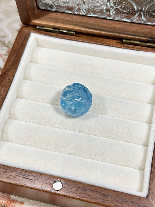 Aquamarine fox sculpture ball