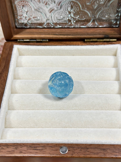Aquamarine fox sculpture ball