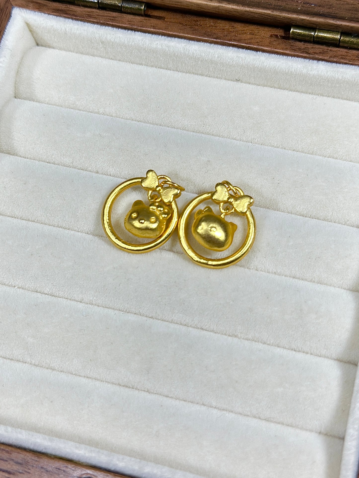 Gold Hello Kitty Round Plate Trickle