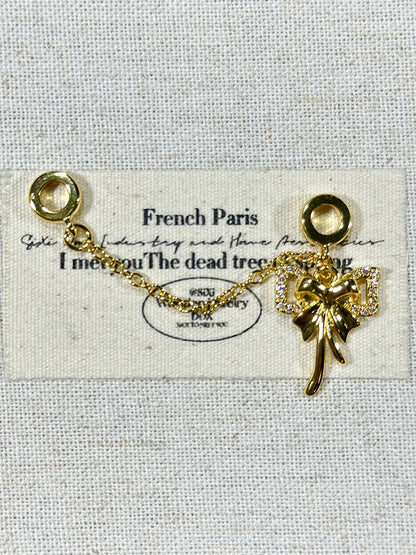 Bright gold bow trickle safety chain