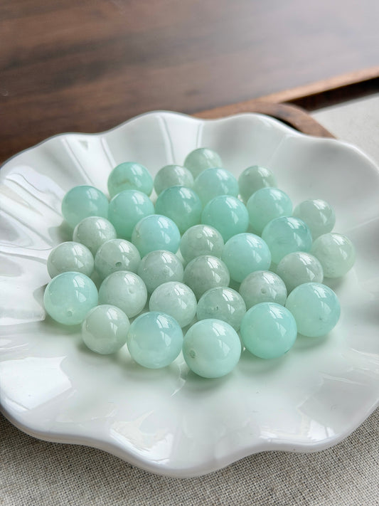 Green-toned aquamarine single bead