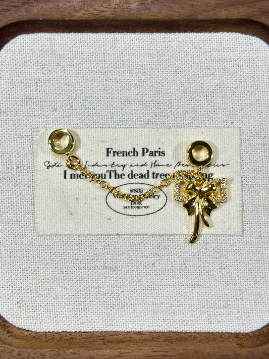 Bright gold bow trickle safety chain