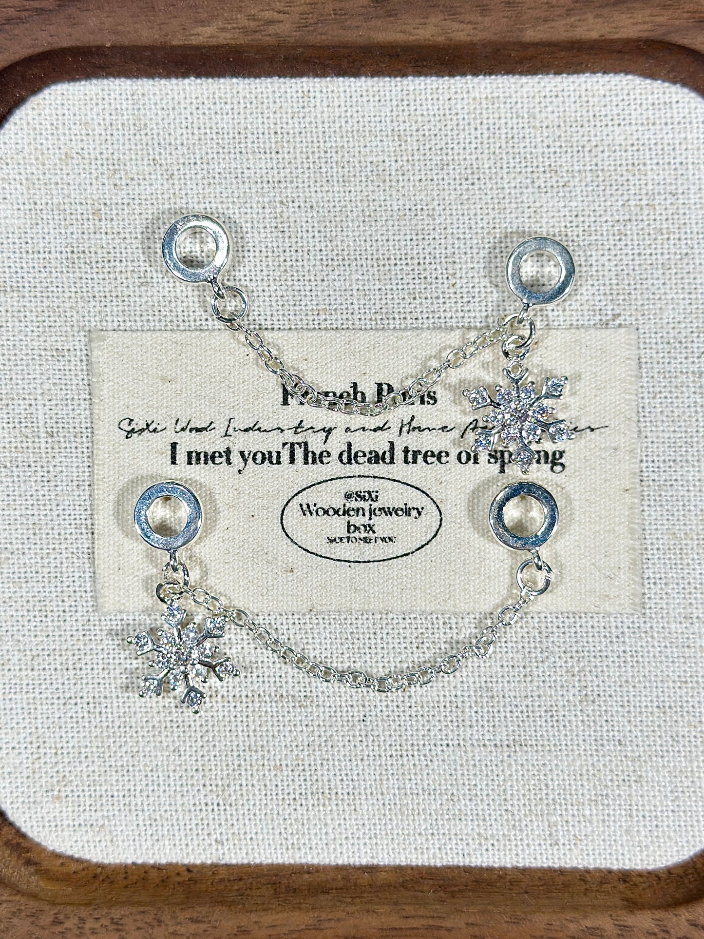 Bright silver snowflake trickle safety chain