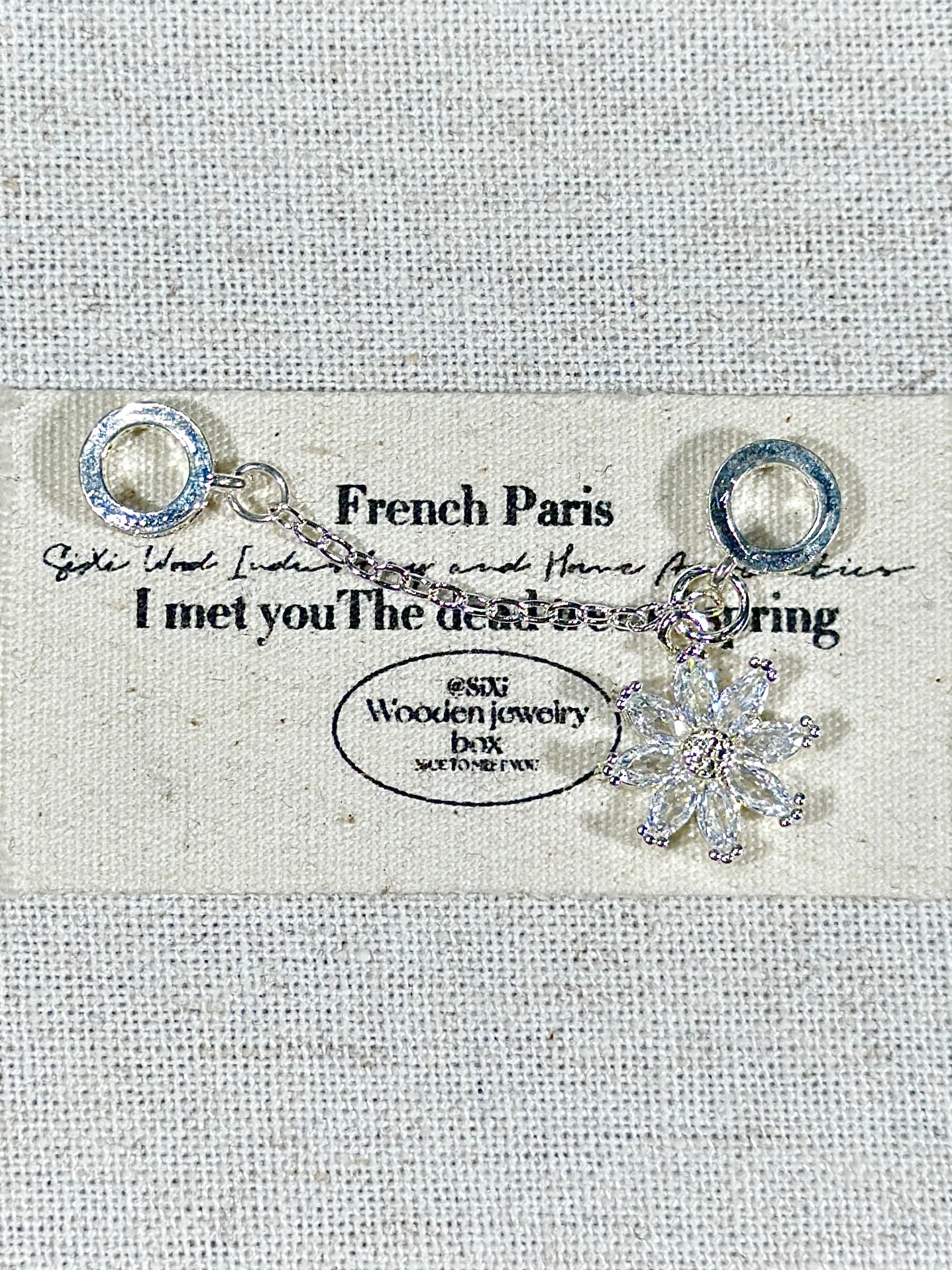 Bright silver snowflake trickle safety chain