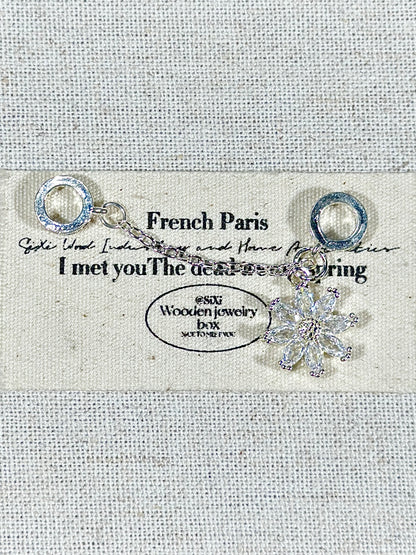 Bright silver snowflake trickle safety chain