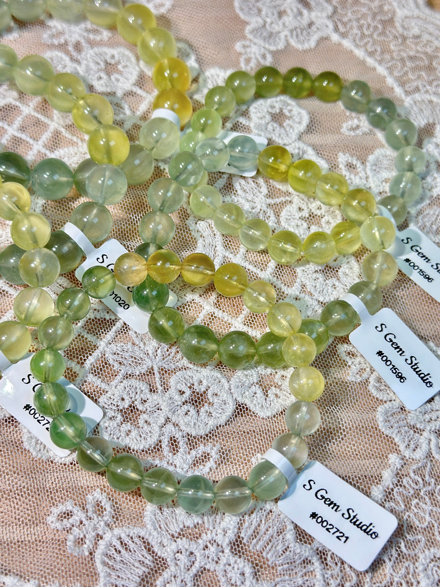 Gradient green prehnite