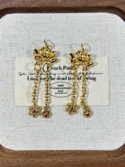 Bright golden lotus tassel drip