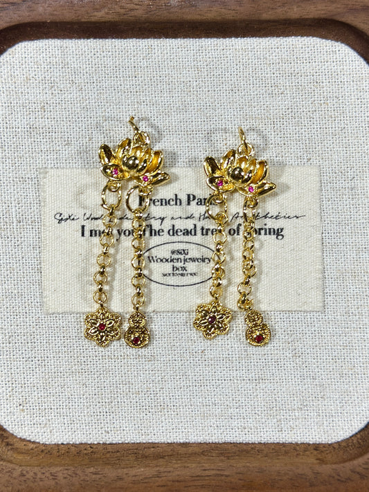 Bright golden lotus tassel drip