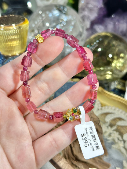 Free-shaped sugar cube full of red tourmaline