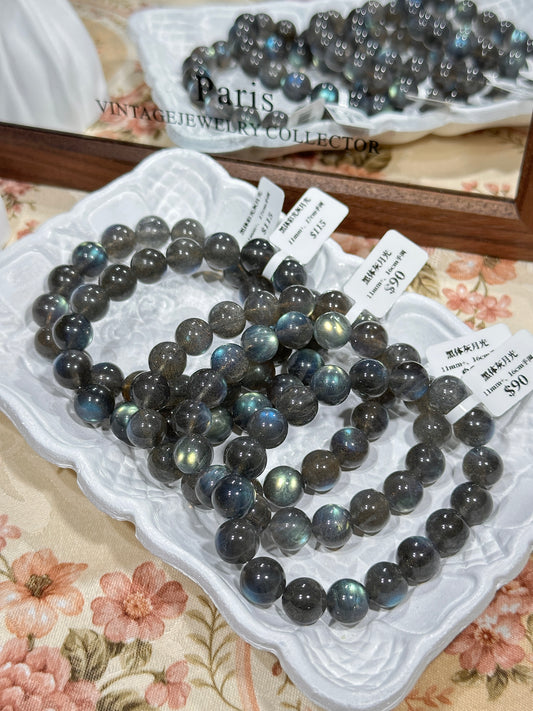 Black body color light gray moonlight