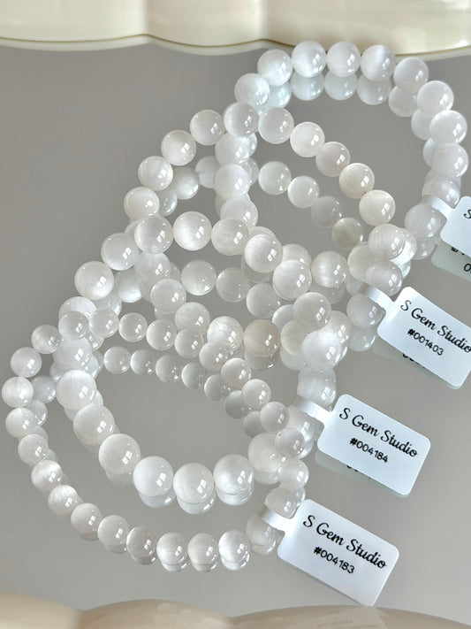 Cat eye smooth white rabbit fur